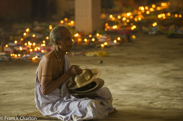 Prière pendant raas Mahotsav Festival, Majuli Island